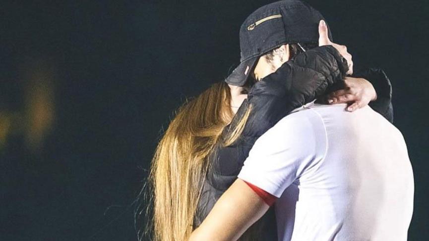 Enrique Iglesias, Ukrayna’daki konserinde bir hayranını öpücüklere boğdu