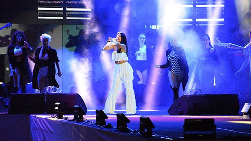 Hande Yener nişan yüzüğünü çıkarttı
