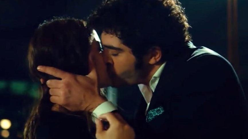 Hazal Kaya ve Burak Deniz dudak dudağa