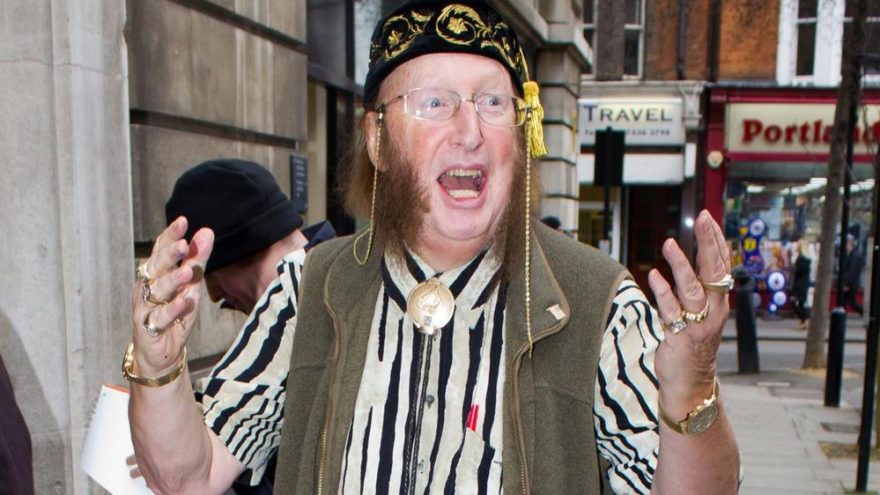 Televizyon sunucusu John McCririck tanınamaz halde!