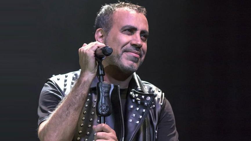 Haluk Levent, hayranını babasından izin alarak konserine götürdü