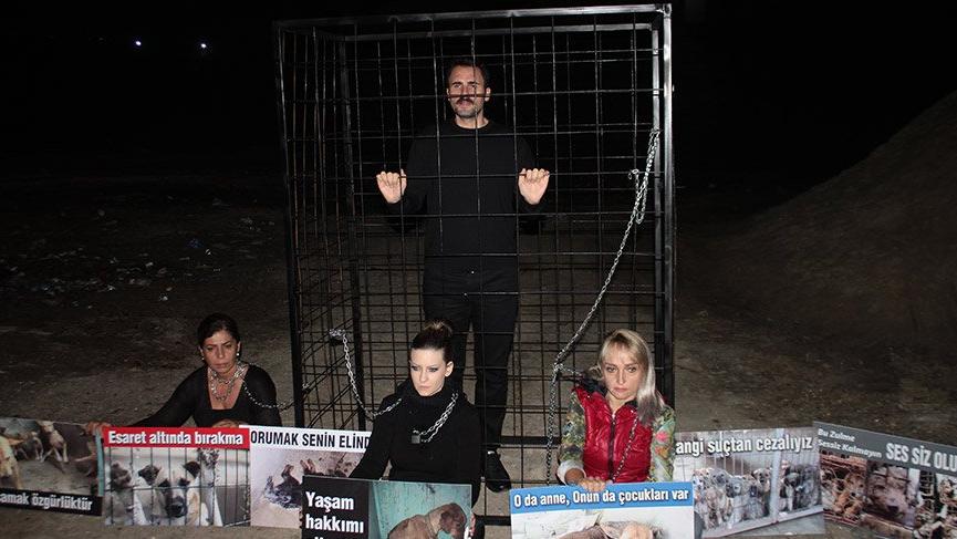 AKP ilçe başkanı kendisini kafese kitledi