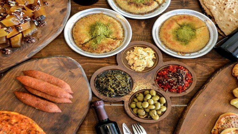 Dalındaki manavı, evindeki pazarı paylaşıyor