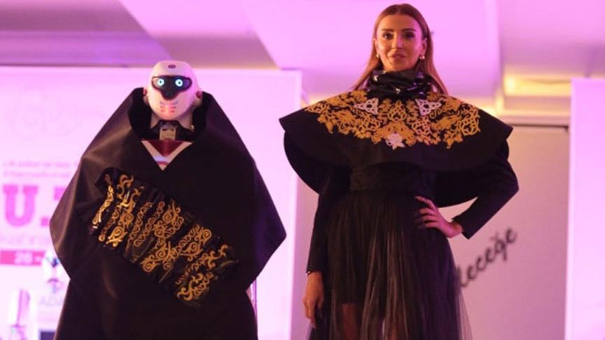 Özge Ulusoy Tekstil Zirvesi’nde robotlarla yürüdü