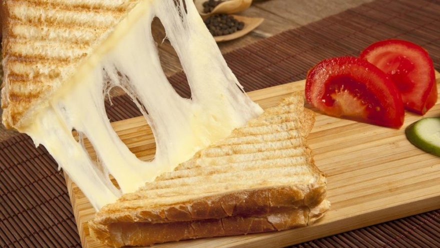 Kaşar peyniri ile tost peyniri arasındaki fark nedir?