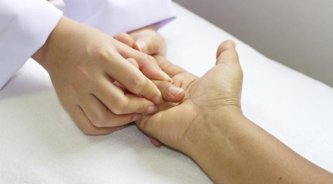 Çekiç parmak (beyzbol parmağı) nedir? Çekiç parmak neden olur
