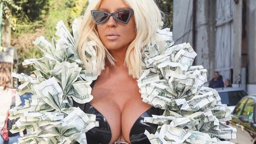 Jelena Karleusa dolarlı şalı ile şaşırttı