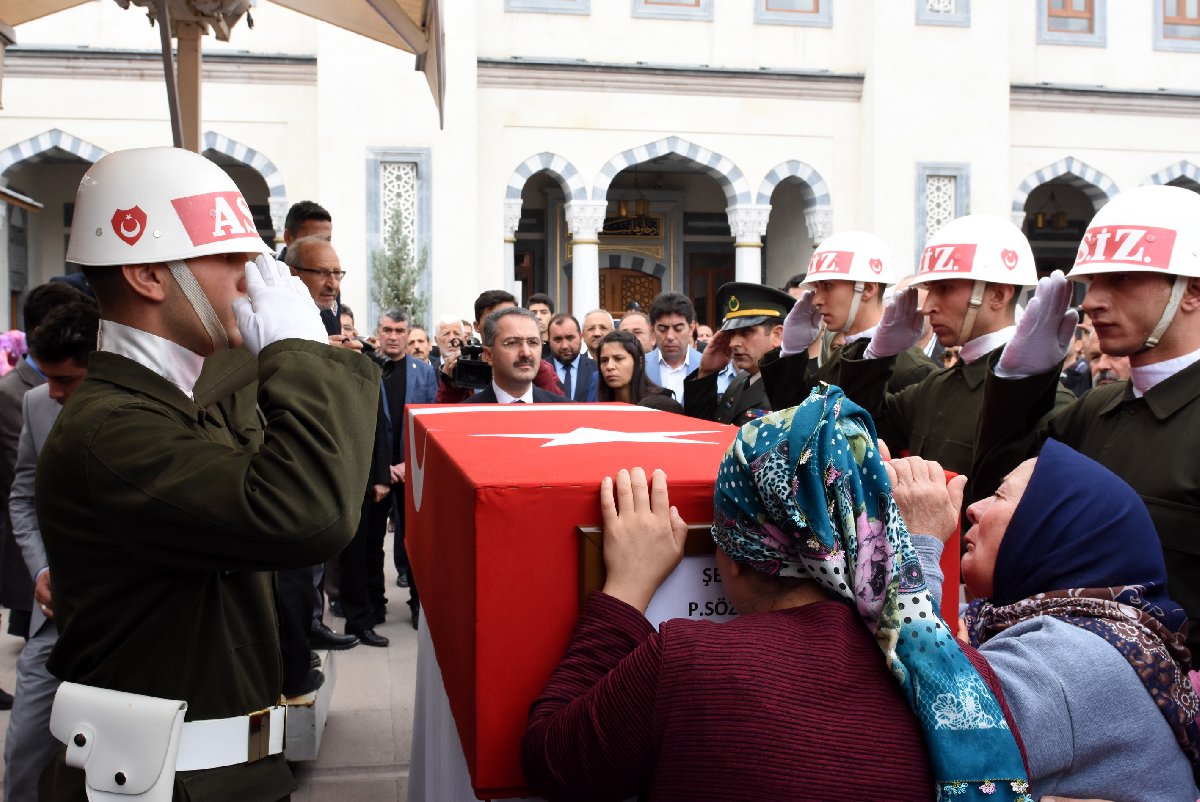 Cenaze töreninde, Åehidin yakınları tabuta sarılarak göz yaÅı döktü