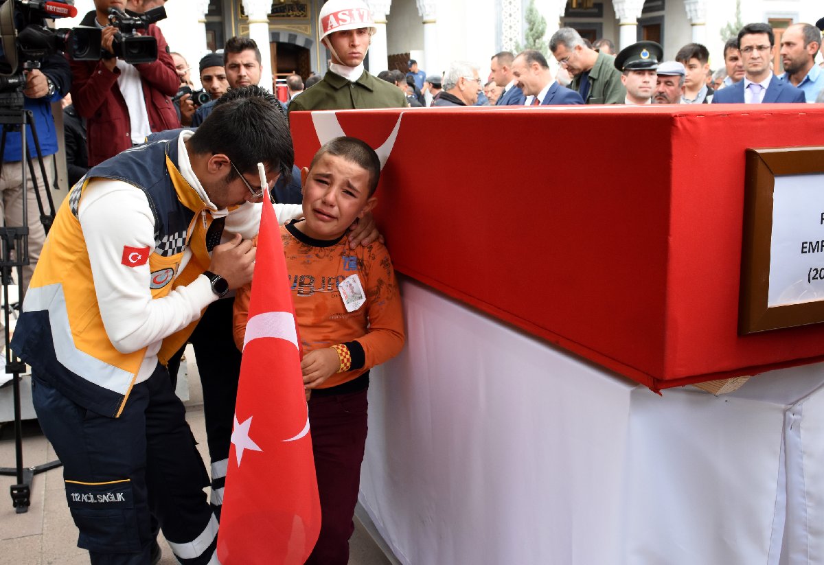 Åehidin yeÄeni Batuhan Åengül, elindeki Türk bayraÄı ile tören boyunca dayısının tabutunun baÅından ayrılmadı. AA