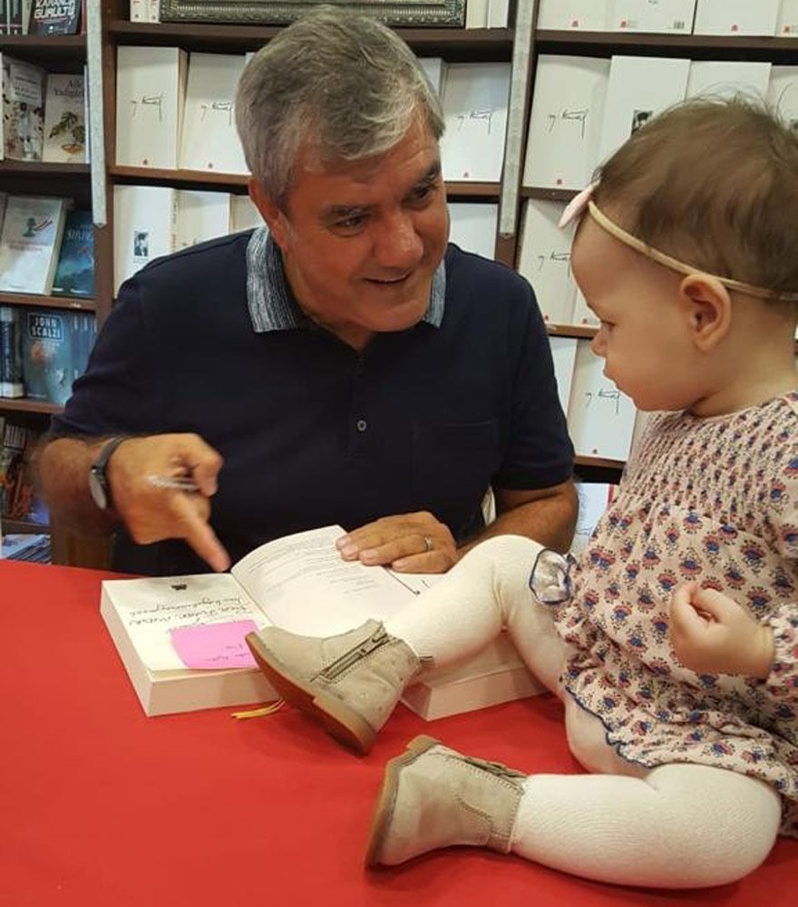 EN KÜÇÜK HAYRANIYLA ‘mustafa kemal' HATIRASI Mustafa Kemal piyasaya çıktığı 3 Ekim'den bu yana satış rekorları kırdı. 7'den 70'e yüzlerce okuyucu Yılmaz Özdil'e kitabını imzalatmak için saatlerce sırada bekledi. Özdil, anne ve babasıyla gelen bu minikle de bir fotoğraf çektirerek bu anı ölümsüzleştirdi. Özdil, 10 yıl araştırma sonucu yazdığı Mustafa Kemal için 7 bin sayfa not tuttu.