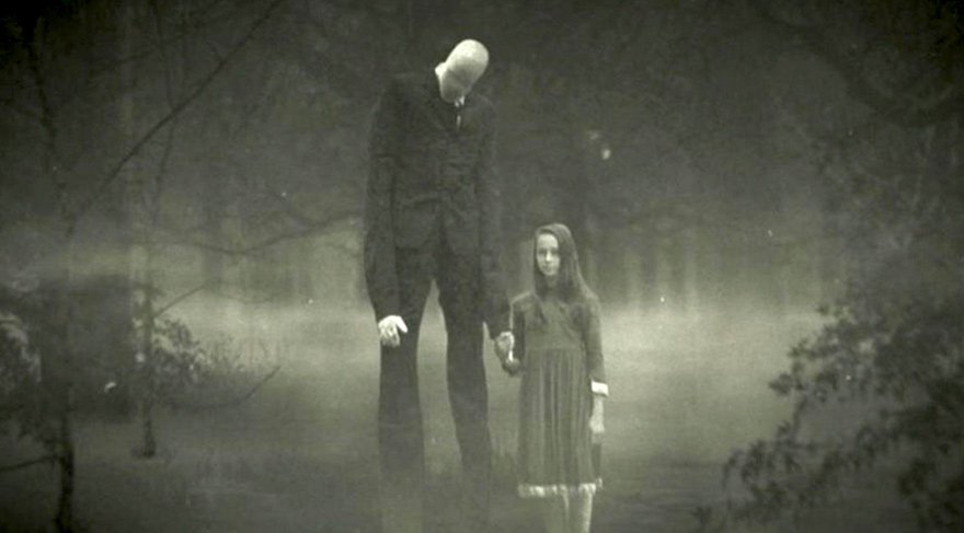 Slender Man efsanesinin gerçek olmadığını teyit etmek için bir ritüel gerçekleştirir. 1 hafta sonra içlerinden Katie ortadan kaybolur.