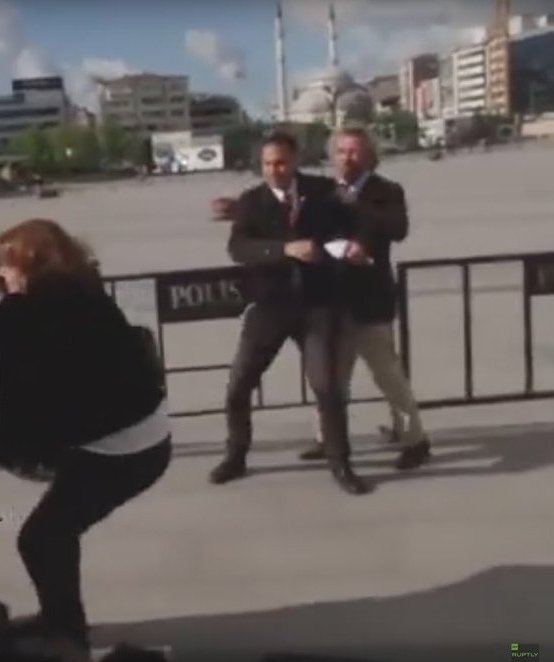Can Dündar'ın arkasına saklandığı ve saldırıda ayağından vurulan muhabir Yağız Şenkal, karara isyan etti.