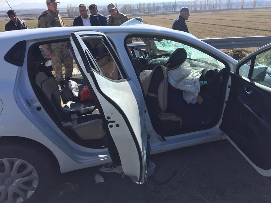 FOTO: Fmedya - ERZURUM'UN HORASAN İLÇESİNDE TAZİYEYE GİDENLERİ TAŞIYAN OTOMOBİL İLE TIRIN ÇARPIŞTIĞI KAZADA 3 KİŞİ HAYATINI KAYBETTİ