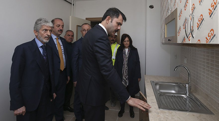 Bakan ve inceleme ekibi bitmiş evleri gezdi. Fmedya
