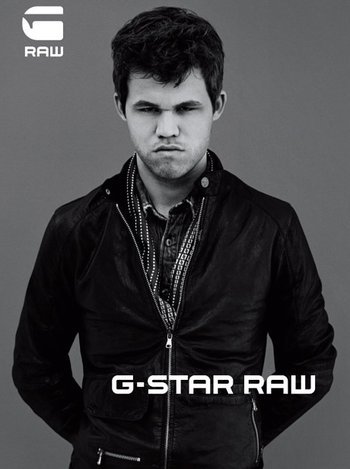 Carlsen, moda markalarıyla anlaşma yaparak genç yaşında marka yüzü olmayı da başardı.