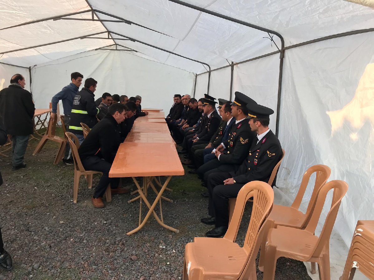 Şehit evinin önüne misafirler için çadır kuruldu. DHA