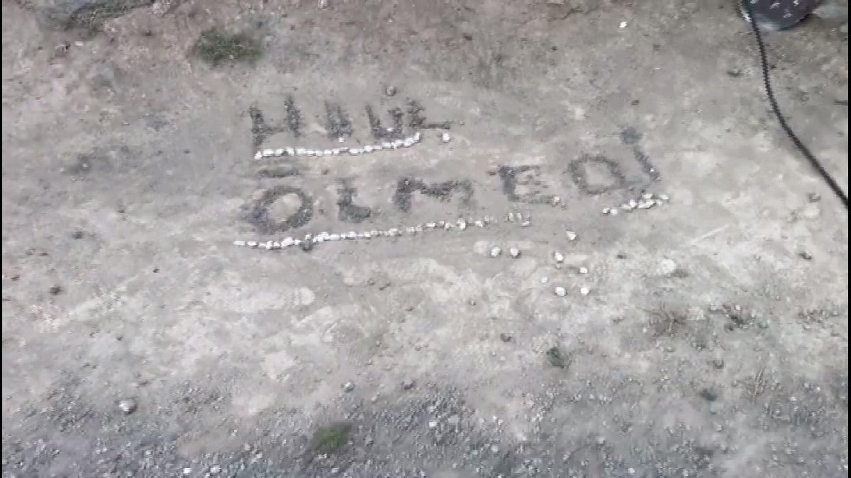 Şehidin evinin öüne taşlarla 'Halil ölmedi' yazıldı. DHA