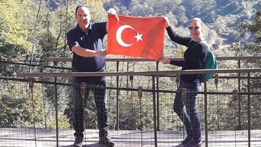 Ender ve Gülşah Alkoçlar’dan Türk bayraklı paylaşım