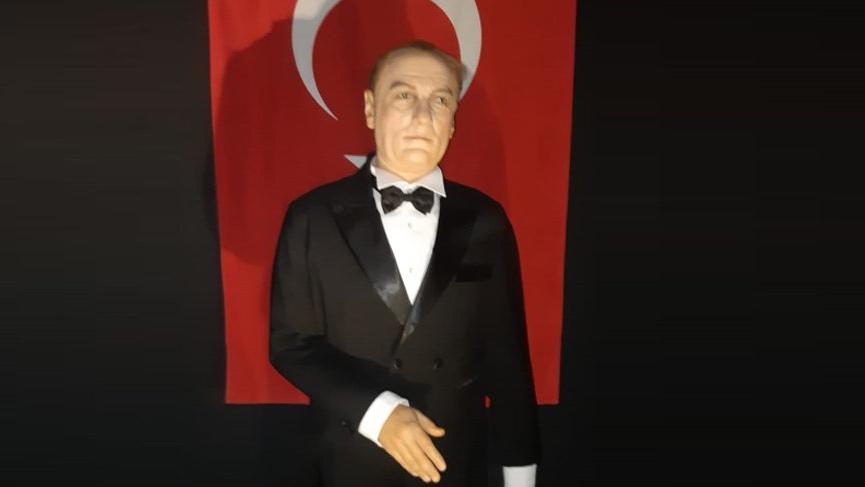 AVM'de Atatürk'e benzemeyen heykel!