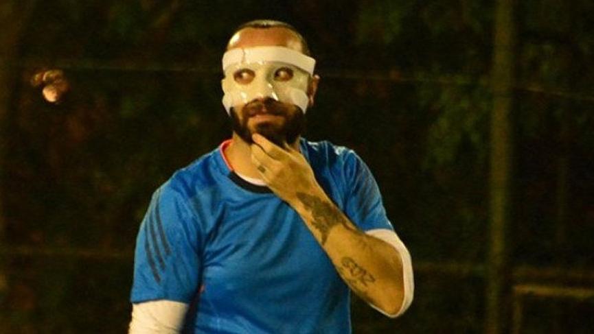 Arda Turan tarafından darp edilen Berkay, özel maskeyle sahada