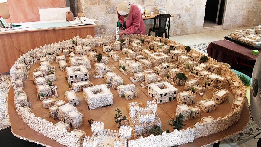 Filistinli kadın sanatçı 2000 yıllık Nablus kentinin minyatürünü yaptı