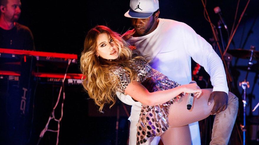 Hadise babasını yanına getirmek için kolları sıvadı