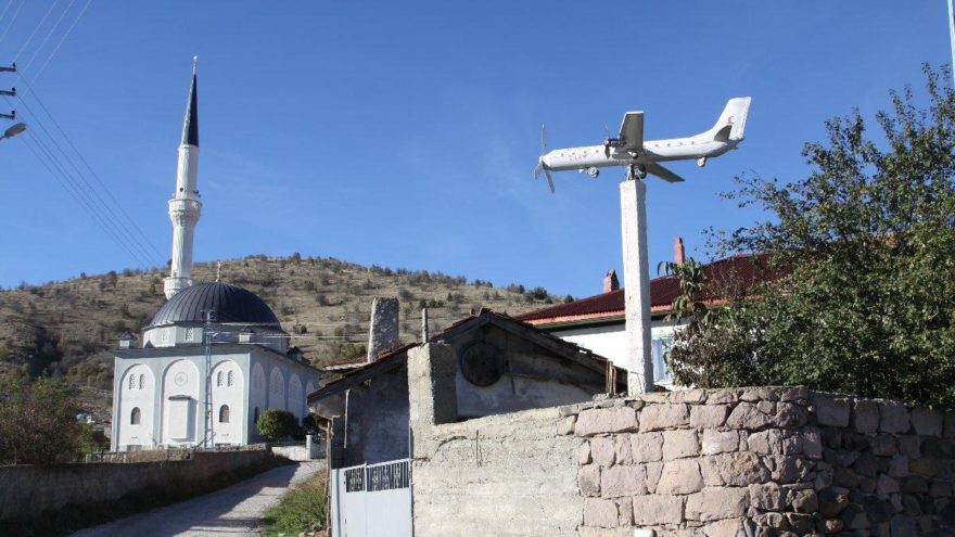 80 yaşındaki Mustafa dede maket uçak tutkunu
