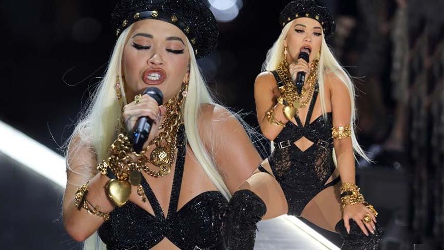Rita Ora Victoria’s Secret Fashion Show’daki şovuyla melekleri geride bıraktı
