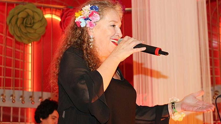 Suzan Kardeş’ten İzmir Marşı
