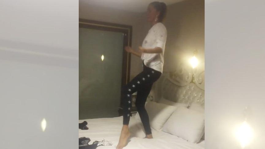 Tuğba Özay’ın yatak dansı