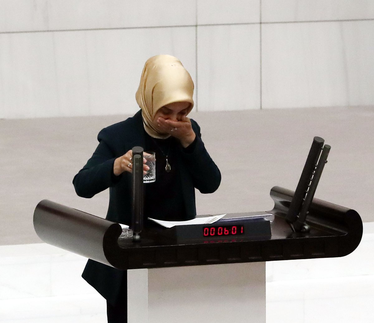 AKP Bursa Deputy Vildan Yilmaz Gurel, tearing the child while telling the moments of tears was unable to control. Photographs from Zekeriya Albayrak Sözcü