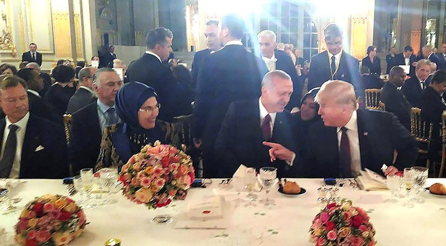 Trump ile Erdoğan yan yana oturdu. Fmedya