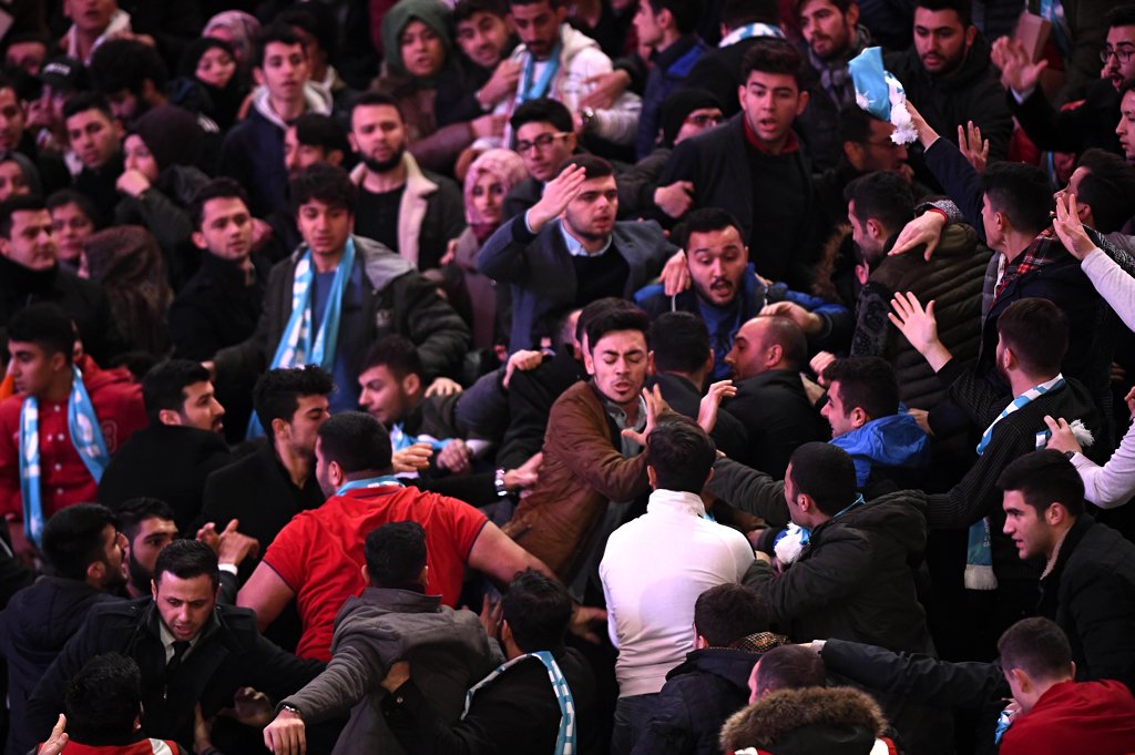 FOTO:DHA - AKP'liler yer tartışması yüzünden birbirlerine girdi.