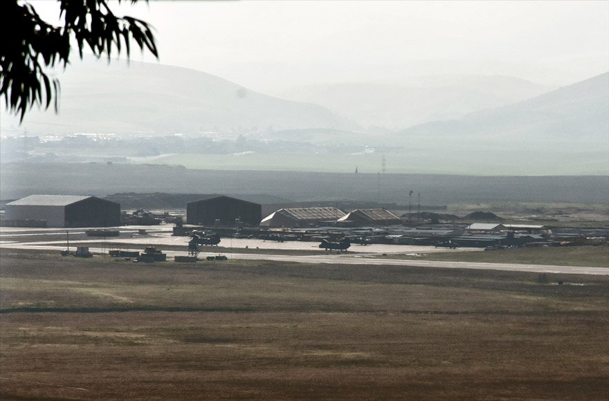 AA: ABD askerlerinin Suriyeden çekilirken kullanması beklenen hava üssünde hareketlilik gözlendi 78