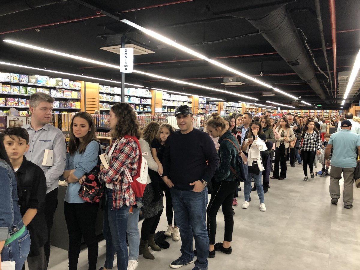 Okurlar kitaplarını Özdil'e imzalatmak için kuyrukta. 4.11.2018-Balıkesir/Fotoğraf: DHA