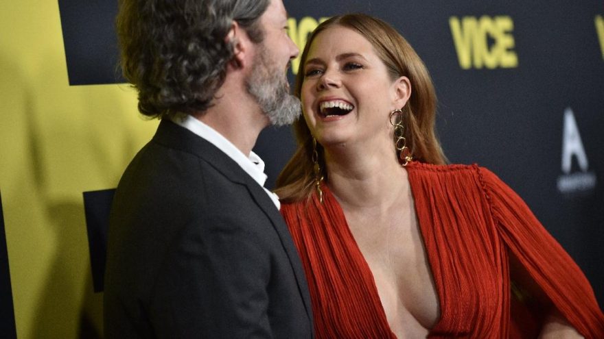 Amy Adams Vice galasına dekoltesiyle damga vurdu