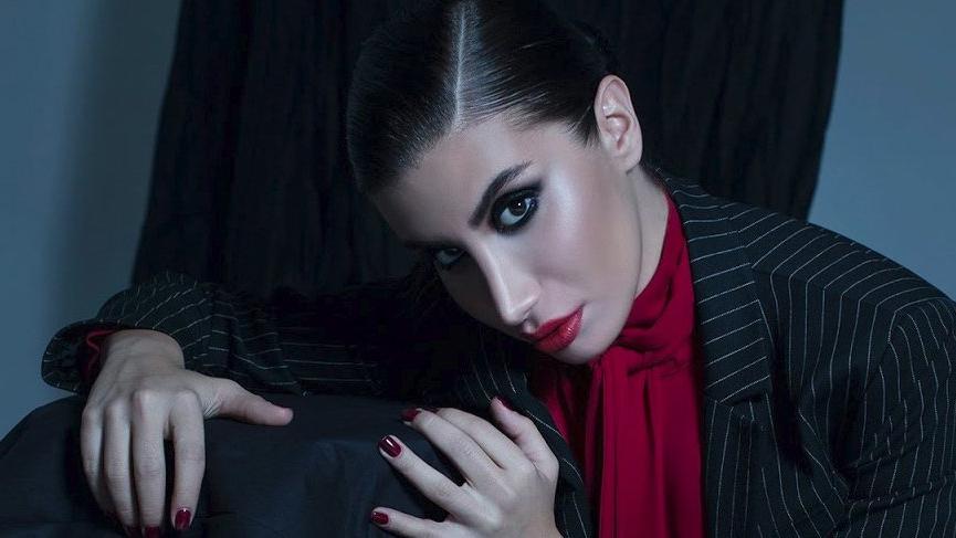 İrem Derici’den dekolteli paylaşım