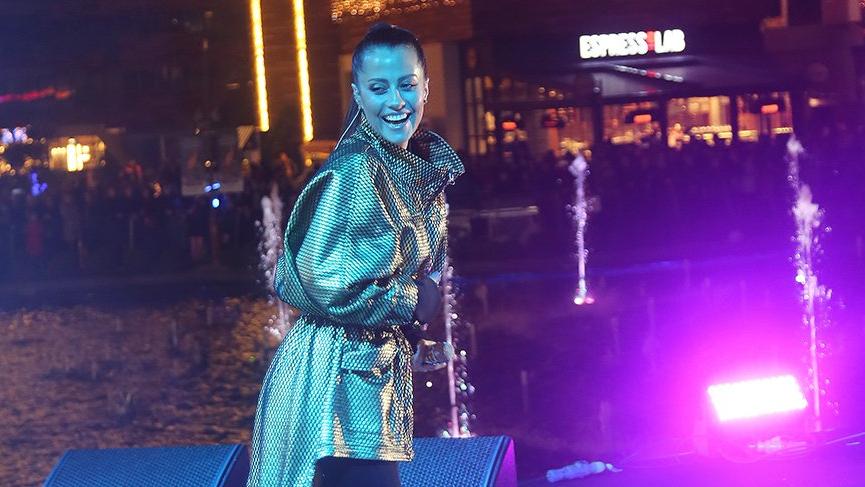 Derya Uluğ hastaneden sahneye…