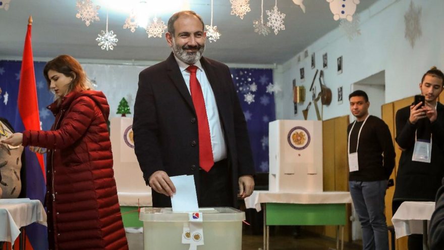 Türkiye dostu Paşinyan ezici bir üstünlükle sandıktan çıktı