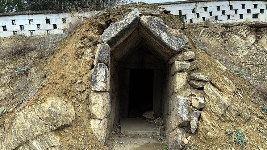 2 bin 500 yıllık mezar odaları talan ediliyor