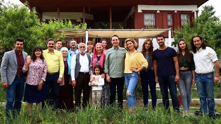 Kalk Gidelim dizisinde kriz! Bayrak indirtme yanlış anlaşılınca ortalık karıştı