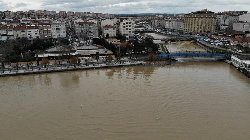 Marmara Denizi kahverengiye büründü