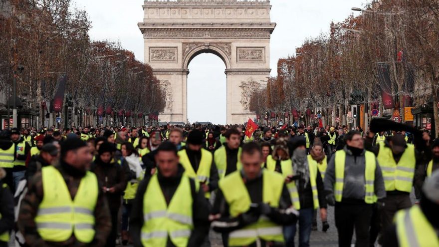 Nefesler tutuldu, binlerce polis teyakkuzda! Paris'te Sarı Yelekliler alarmı