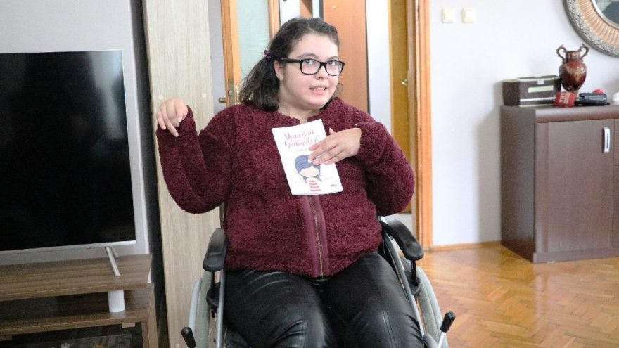 Cerebral Palsy’li genç kız masal kitabı yazdı