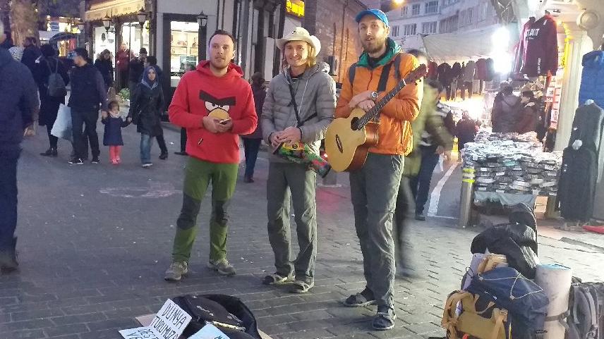 5 yıldır dünyayı geziyorlar, uçak parası için şarkı söylüyorlar