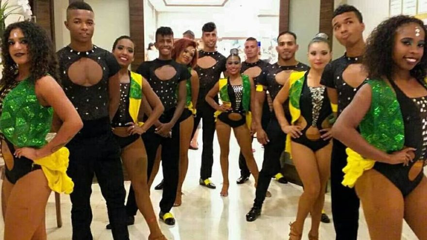 Kolombiyalı dansçılar 12 gündür havalimanında yaşıyor