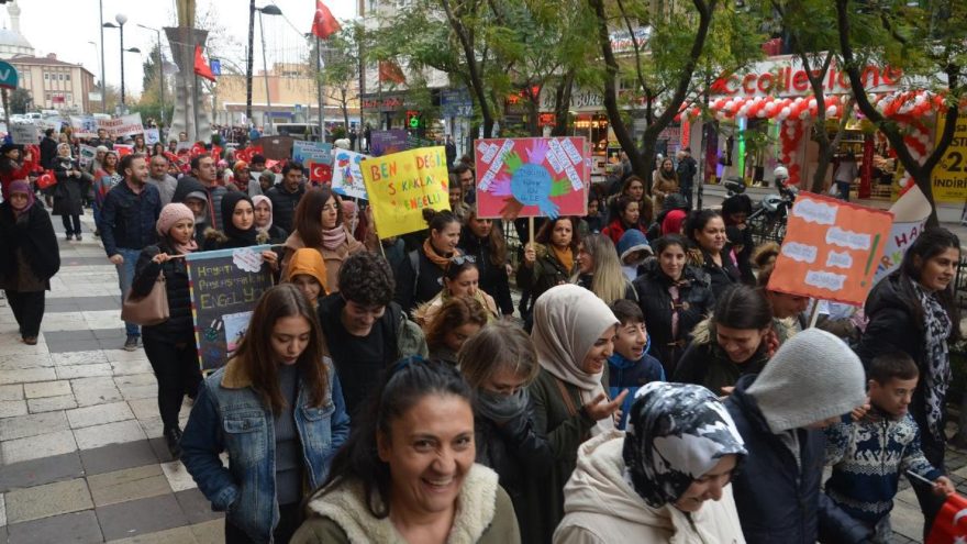 Avcılar’da ‘Engelleri kaldırın’ yürüyüşü