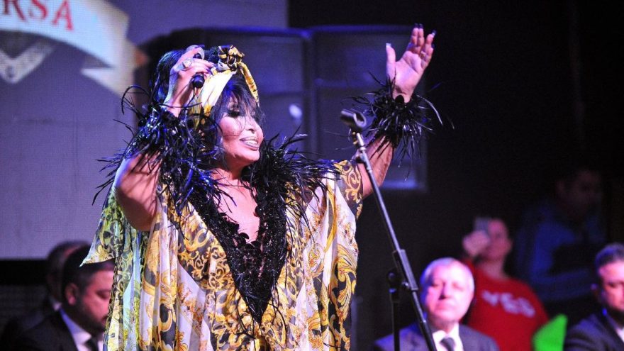Bülent Ersoy sahnede Zeki Müren’i unutmadı