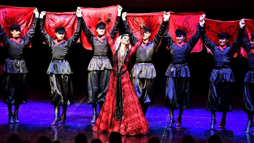 Dünyaca ünlü Gürcü dansçılar İzmir’de sahne aldı