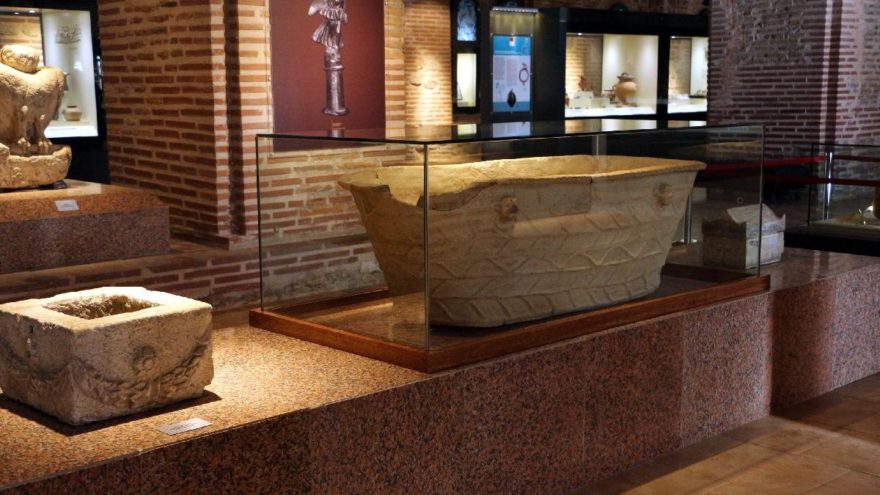 Roma dönemine ait banyo küveti cam fanusta sergileniyor